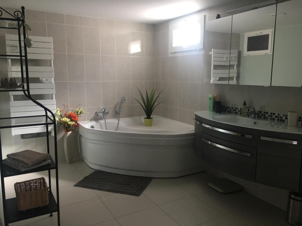 Appartement Dans La Colline Belgentier Exterior foto